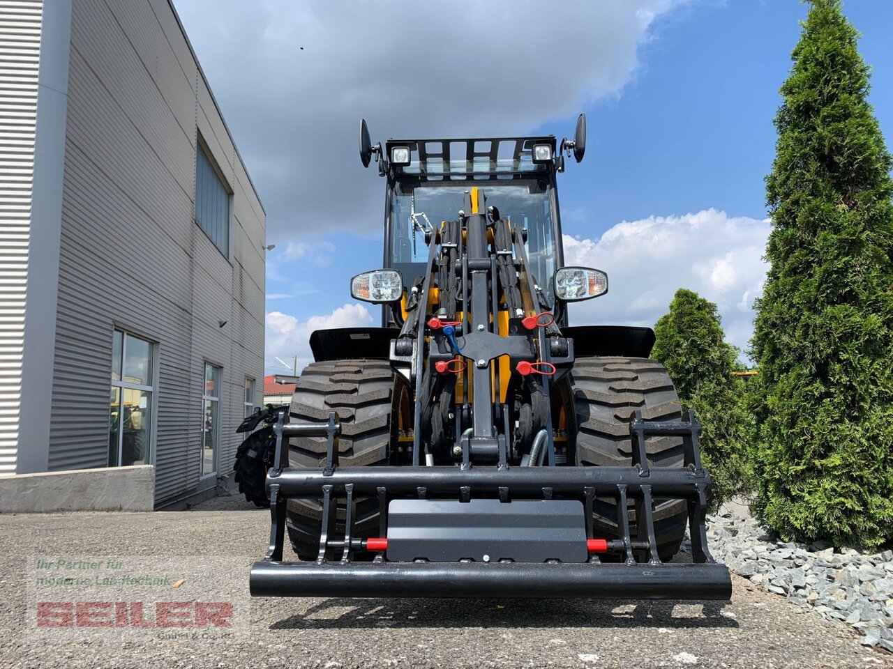 JCB 403 Agri Plus - Compact loader: picture 3 JCB 403 Agri Plus - Compact loader: picture 3