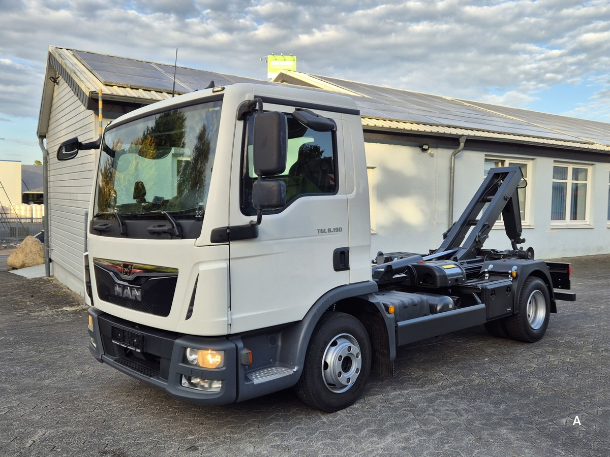 MAN TGL 8.190 BL City Abrollkipper Aut., 2 x AHK sof - Hook lift truck: picture 2 MAN TGL 8.190 BL City Abrollkipper Aut., 2 x AHK sof - Hook lift truck: picture 2