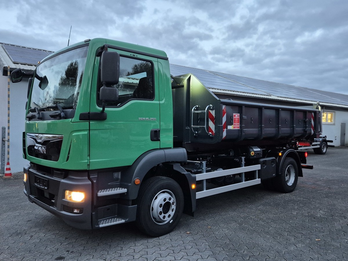 MAN TGM 15.250 Abrollkipper Multi Haken 900-1570mm - Hook lift truck: picture 1 MAN TGM 15.250 Abrollkipper Multi Haken 900-1570mm - Hook lift truck: picture 1