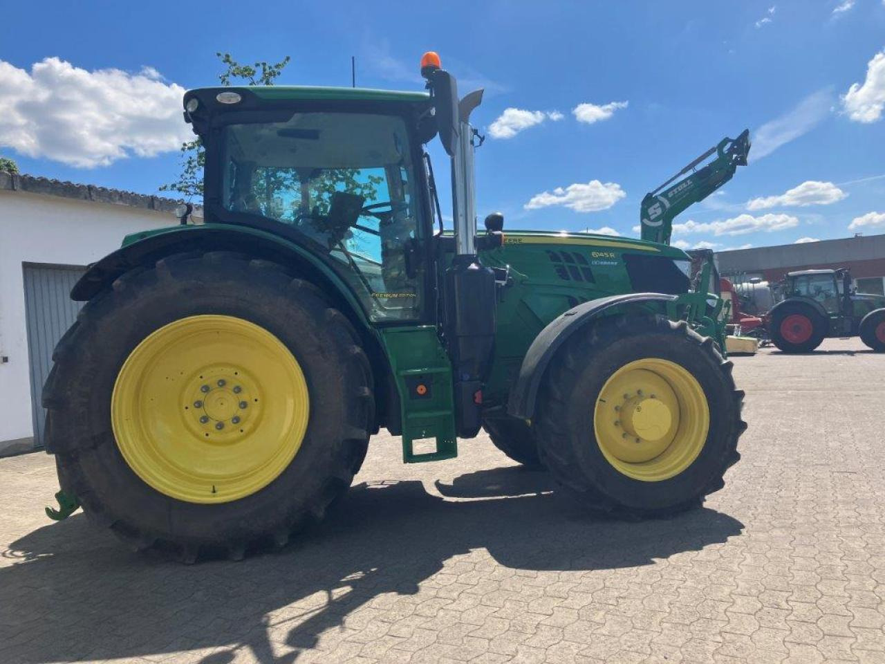 John Deere 6145R - Farm tractor: picture 3 John Deere 6145R - Farm tractor: picture 3