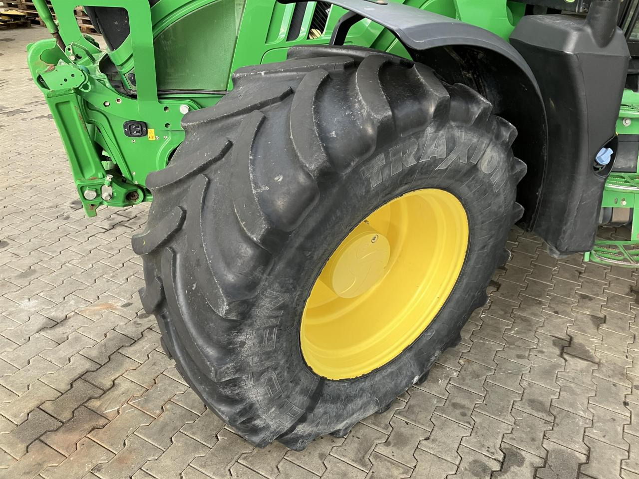 John Deere 6155R - Farm tractor: picture 2 John Deere 6155R - Farm tractor: picture 2