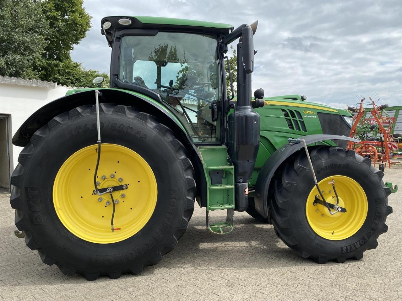 John Deere 6215R - Farm tractor: picture 3 John Deere 6215R - Farm tractor: picture 3