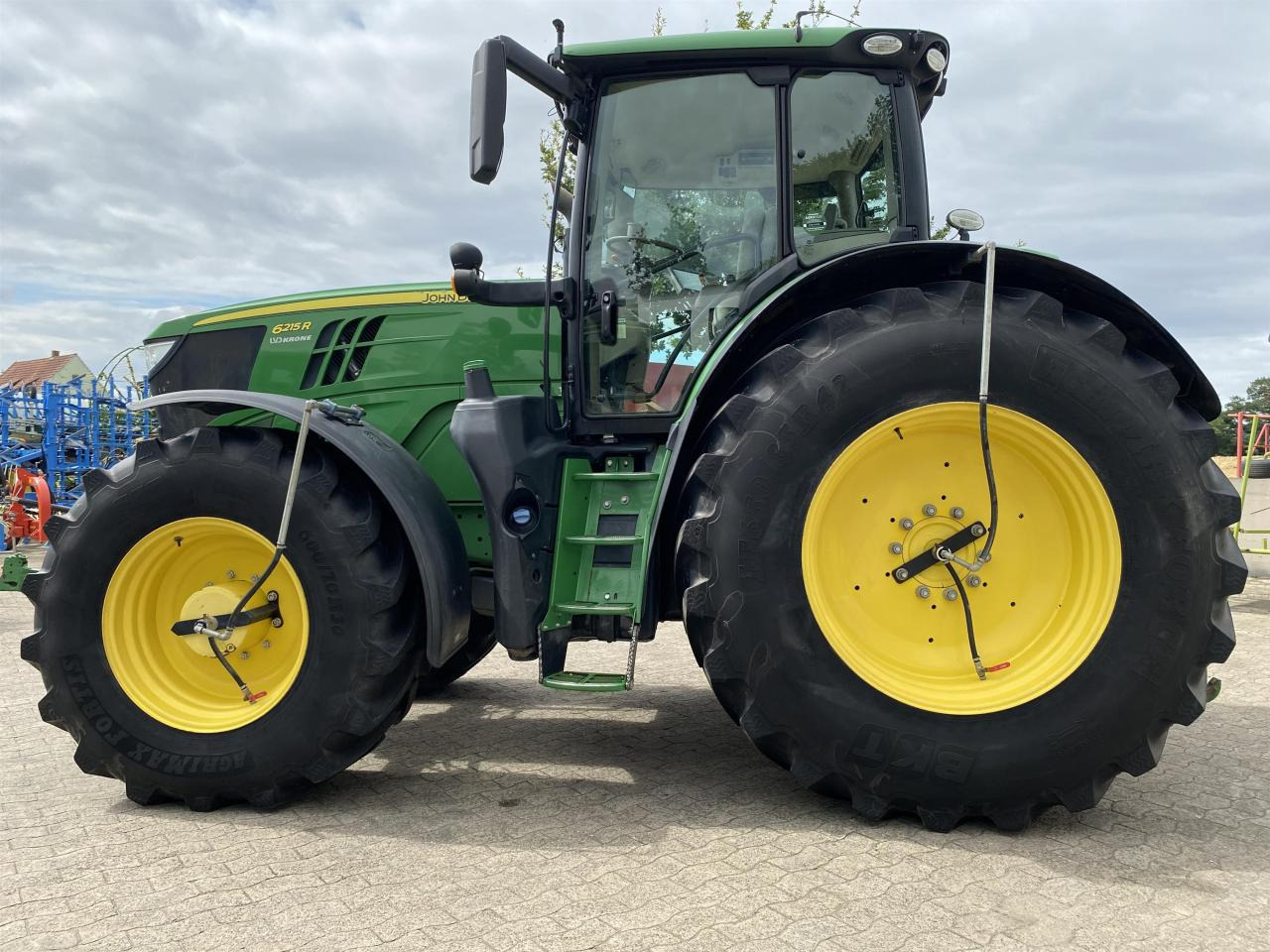 John Deere 6215R - Farm tractor: picture 4 John Deere 6215R - Farm tractor: picture 4