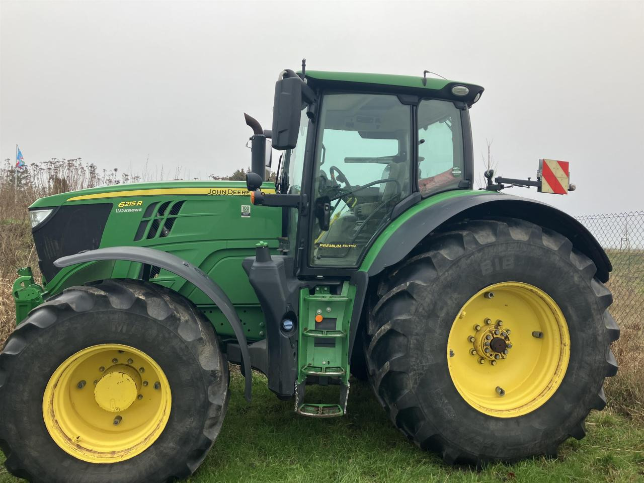 John Deere 6215R - Farm tractor: picture 2 John Deere 6215R - Farm tractor: picture 2