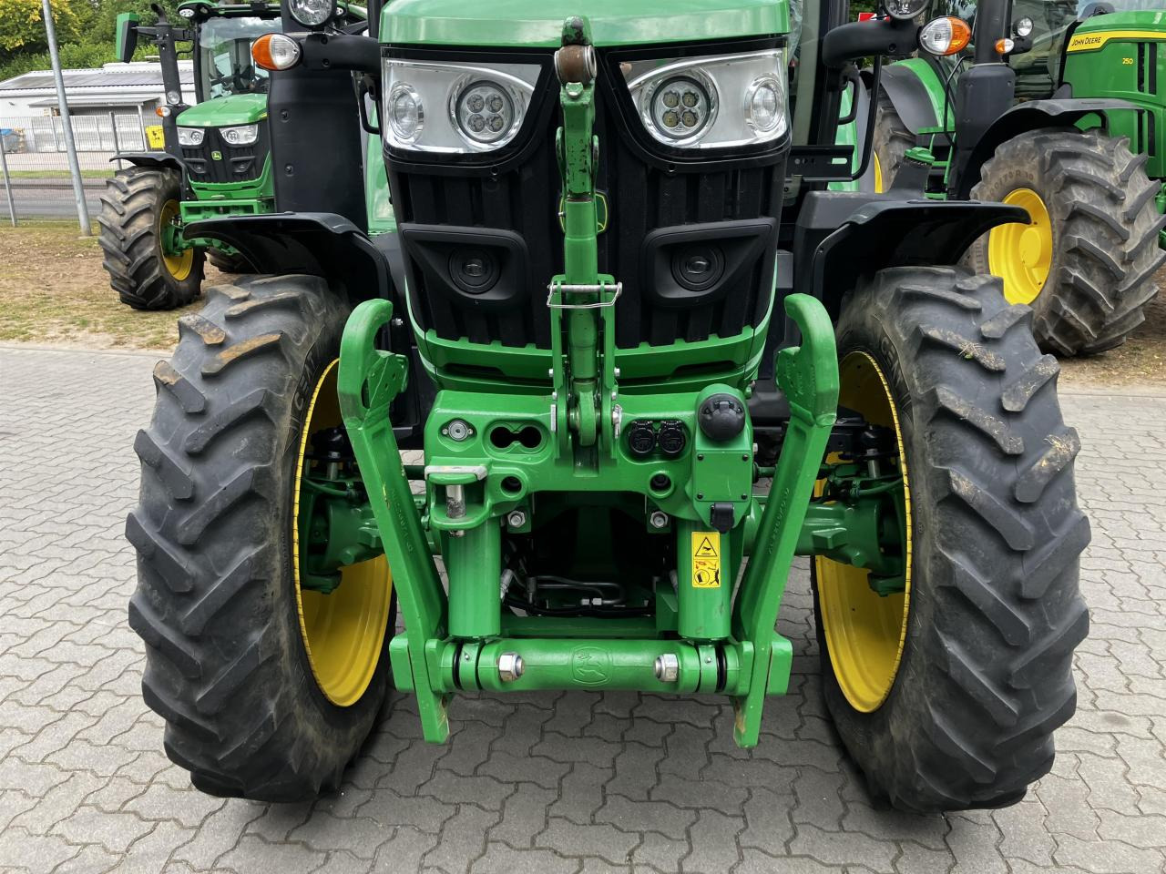 John Deere 6R 130 - Farm tractor: picture 4 John Deere 6R 130 - Farm tractor: picture 4