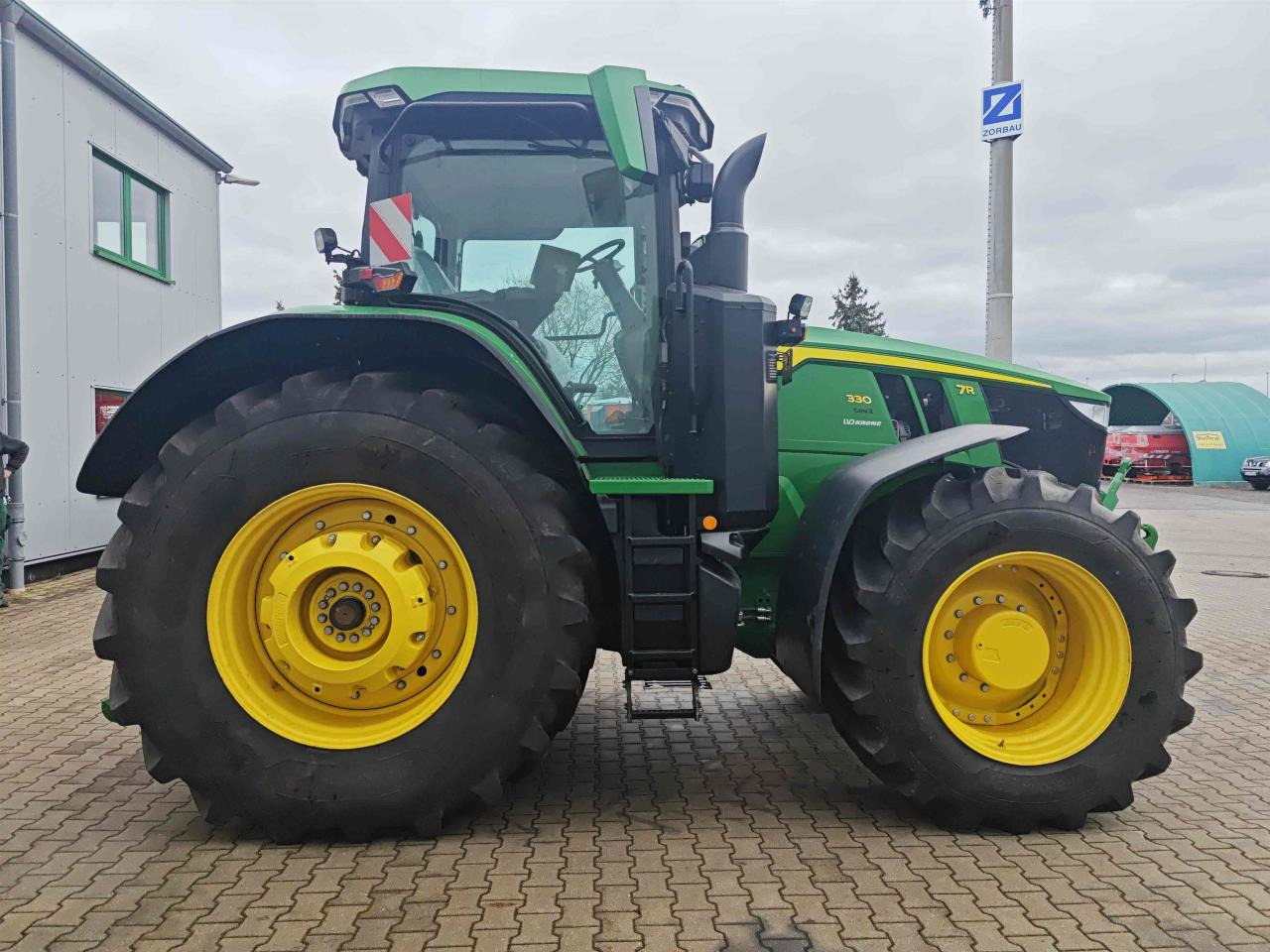 John Deere 7R 330 - Farm tractor: picture 2 John Deere 7R 330 - Farm tractor: picture 2