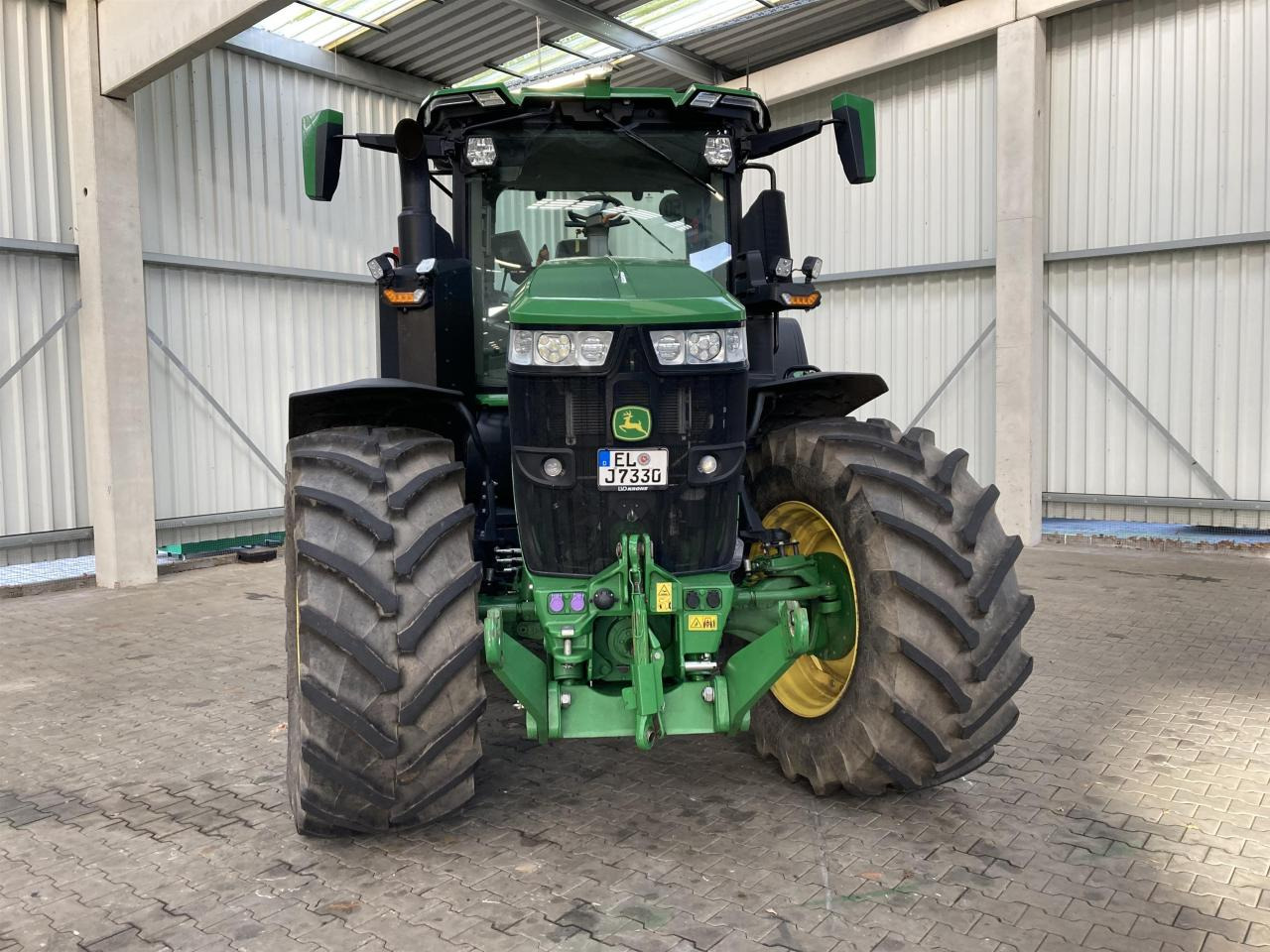 John Deere 7R 330 - Farm tractor: picture 3 John Deere 7R 330 - Farm tractor: picture 3