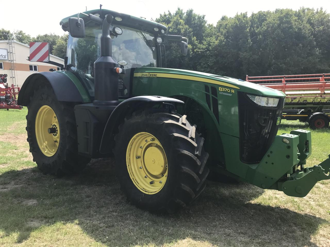 John Deere 8370R - Farm tractor: picture 2 John Deere 8370R - Farm tractor: picture 2