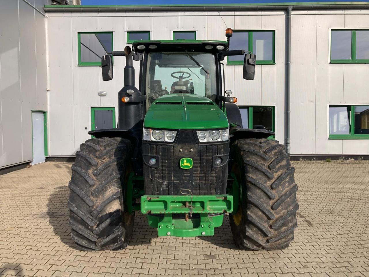 John Deere 8370R - Farm tractor: picture 2 John Deere 8370R - Farm tractor: picture 2