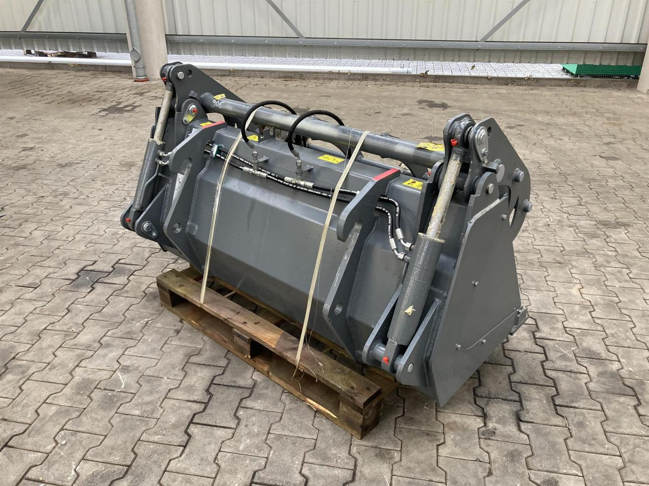 Kramer 1600 mm Silagebeißschaufel - Front loader for tractor: picture 2 Kramer 1600 mm Silagebeißschaufel - Front loader for tractor: picture 2