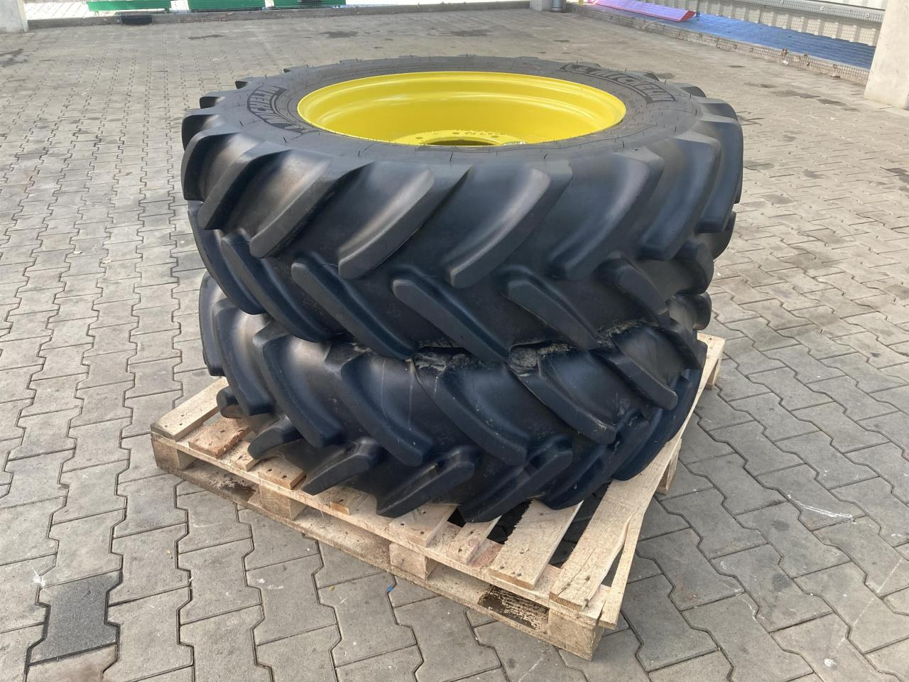 Michelin 380/70R28 - Tire for Agricultural machinery: picture 1 Michelin 380/70R28 - Tire for Agricultural machinery: picture 1