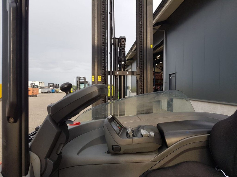 Reach truck BT RRE180H Toyota 1.8 ton Triplex Freelift Sideshift Elektra Reachtruck: picture 12