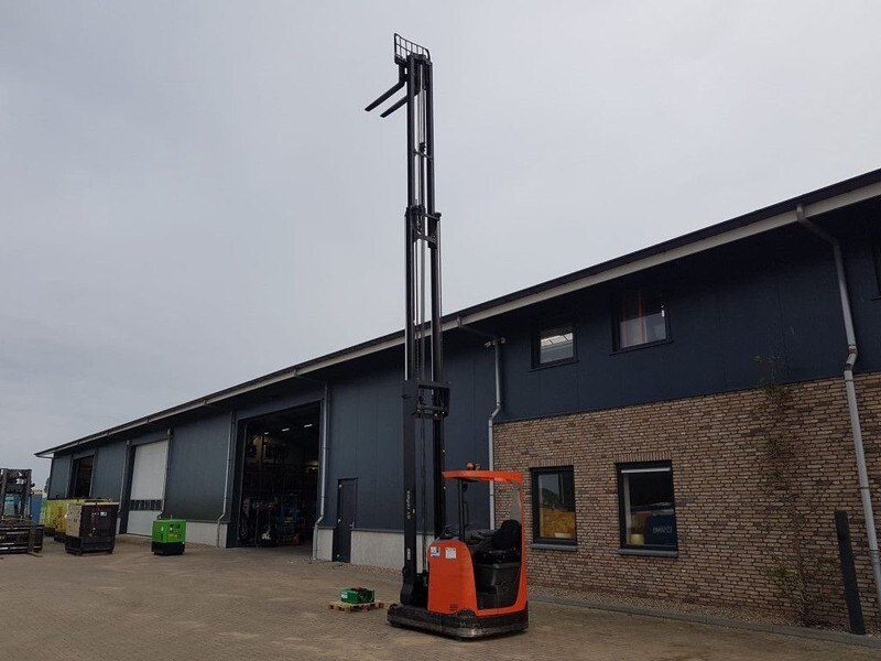 Reach truck BT RRE180H Toyota 1.8 ton Triplex Freelift Sideshift Elektra Reachtruck: picture 5