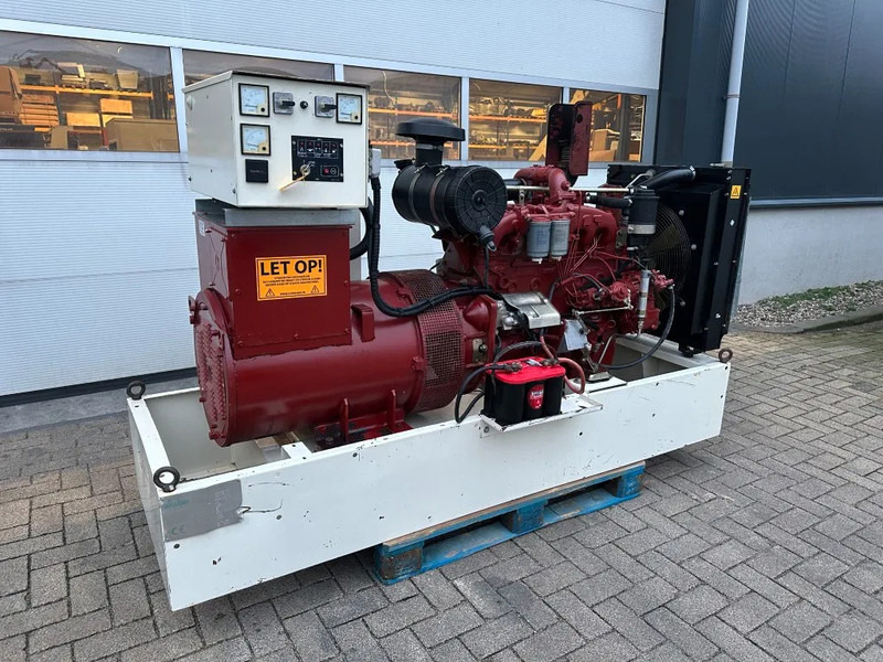 Iveco 8061 SI 07.05 A 550 Marelli 100 kVA noodstroom generatorset - Generator set: picture 5 Iveco 8061 SI 07.05 A 550 Marelli 100 kVA noodstroom generatorset - Generator set: picture 5
