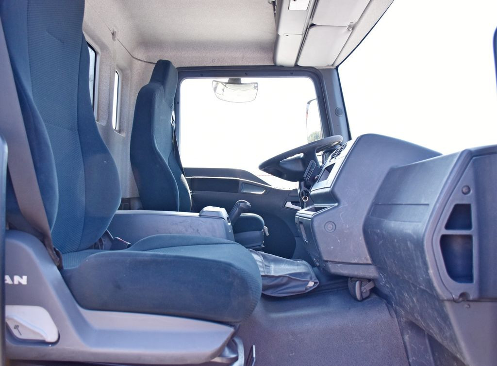 Interior photo 1: Tipper, Crane truck MAN TGL 12.220 Kipper 5,05 m + PK 8501 B *TOPZUSTAND MAN TGL 12.220 Kipper 5,05 m + PK 8501 B *TOPZUSTAND
