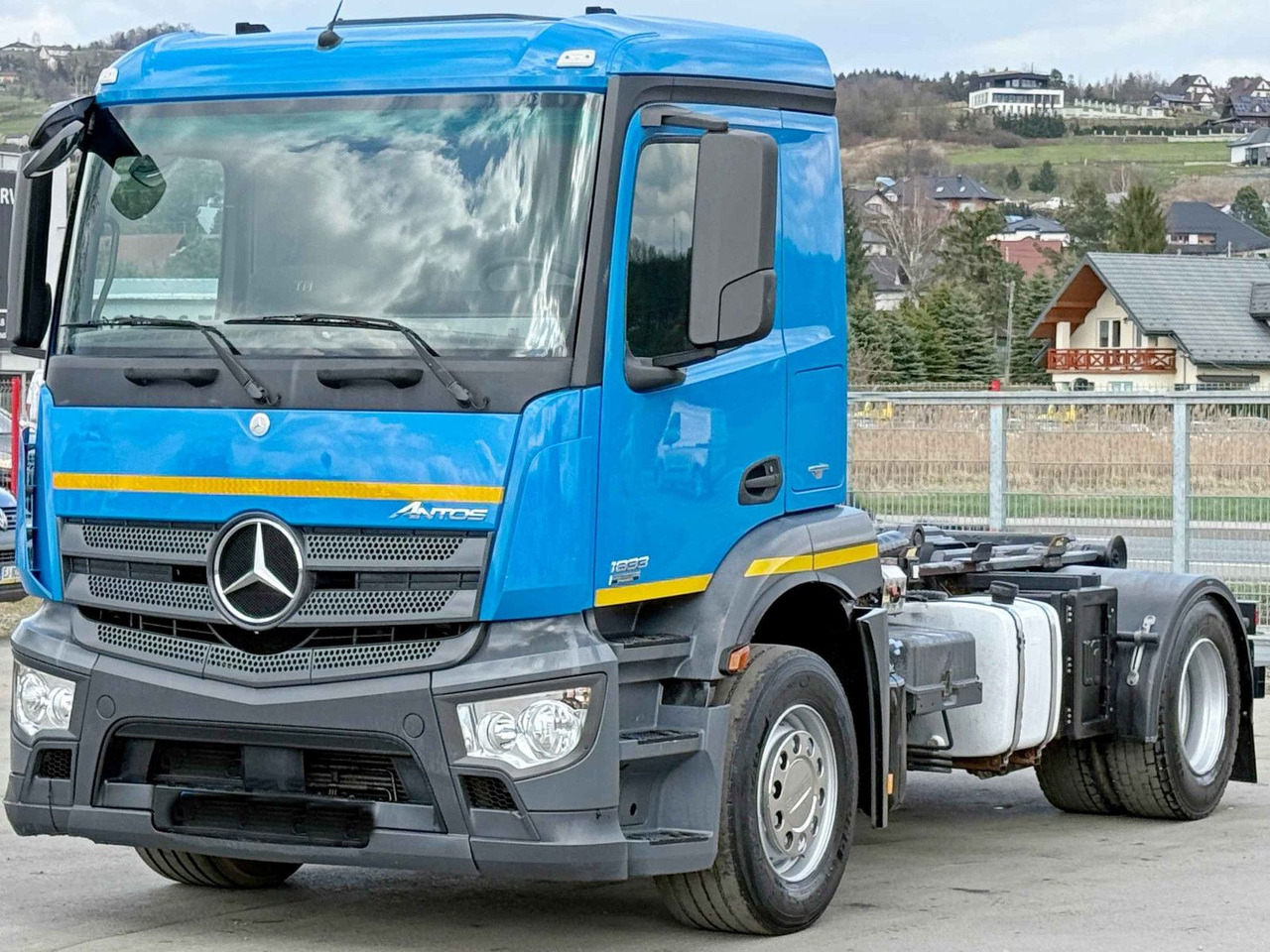 Mercedes-Benz ANTOS 1833 Abrollkipper * Top Zustand! - Hook lift truck: picture 4 Mercedes-Benz ANTOS 1833 Abrollkipper * Top Zustand! - Hook lift truck: picture 4