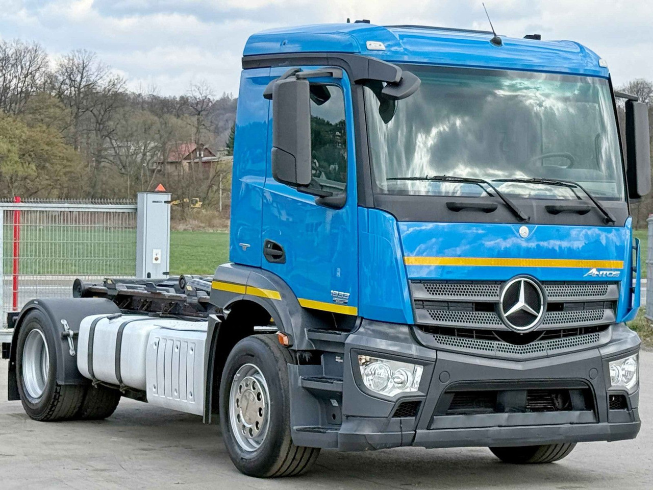 Mercedes-Benz ANTOS 1833 Abrollkipper * Top Zustand! - Hook lift truck: picture 3 Mercedes-Benz ANTOS 1833 Abrollkipper * Top Zustand! - Hook lift truck: picture 3