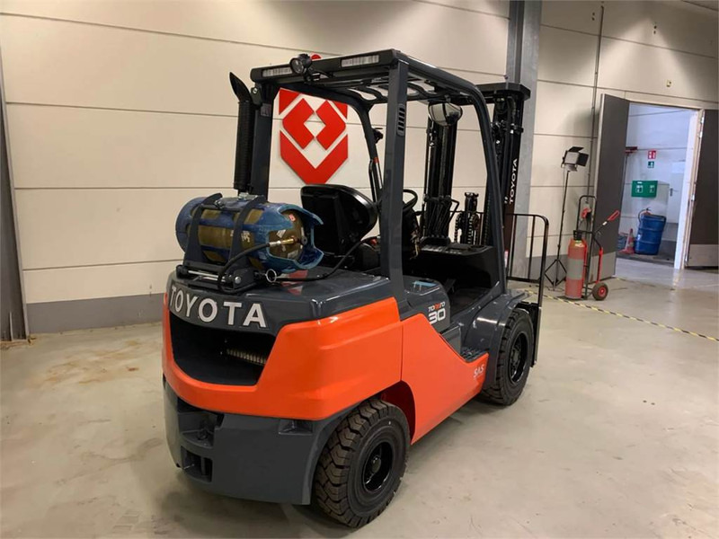 Toyota 02-8FGF30 - LPG forklift: picture 2 Toyota 02-8FGF30 - LPG forklift: picture 2