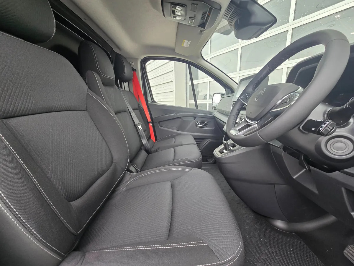 New Panel van NEW Renault Trafic Exclusive 170BHP/150BHP Auto White: picture 9