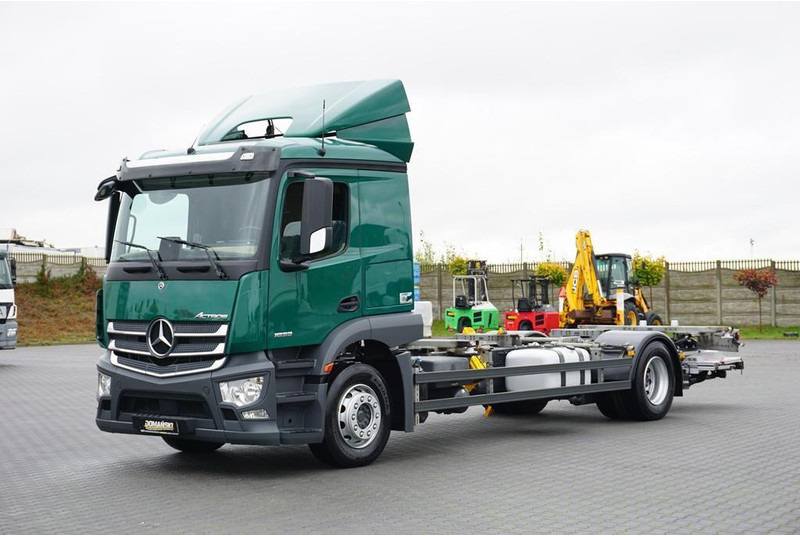 Mercedes-Benz 1833 / E 6 / BDF + WINDA / 7.15 , 7.45, 7.82 M / ŁAD. 9 610 KG - Cab chassis truck: picture 1 Mercedes-Benz 1833 / E 6 / BDF + WINDA / 7.15 , 7.45, 7.82 M / ŁAD. 9 610 KG - Cab chassis truck: picture 1