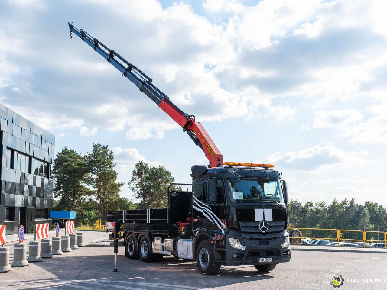 - Crane truck: picture 2 - Crane truck: picture 2