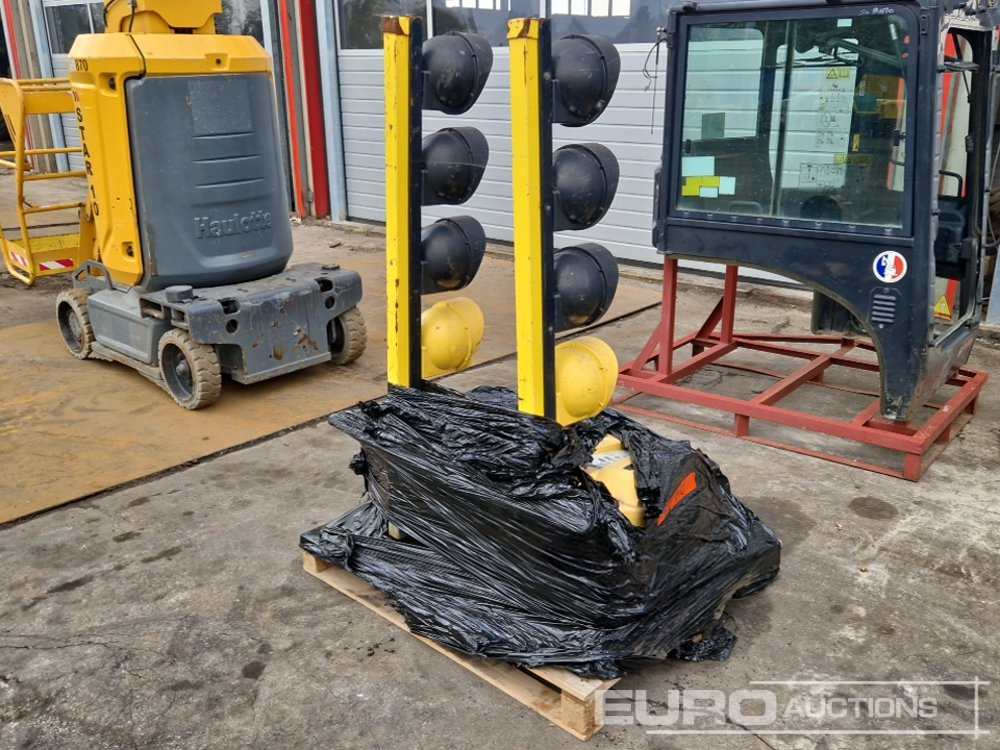 Pallet of Mobile Traffic Lights - Construction equipment: picture 3 Pallet of Mobile Traffic Lights - Construction equipment: picture 3