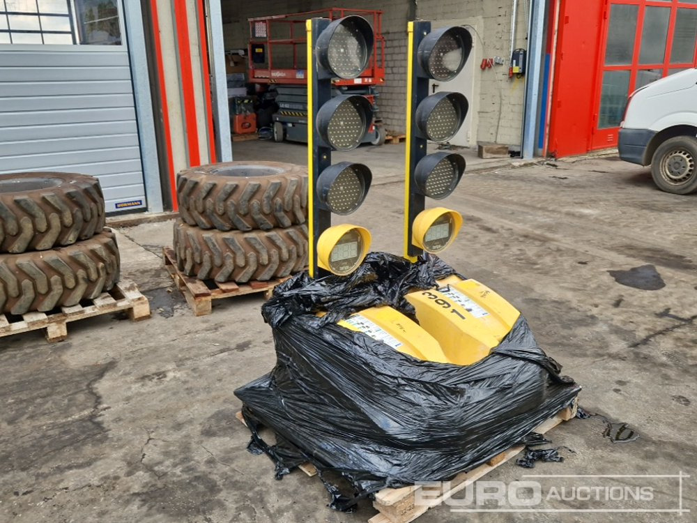Pallet of Mobile Traffic Lights - Construction equipment: picture 4 Pallet of Mobile Traffic Lights - Construction equipment: picture 4