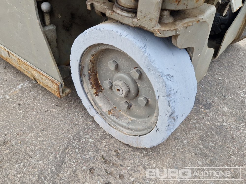 SkyJack Electric Scissor Lift, Extending Deck, Non Marking Tyres - Scissor lift: picture 5 SkyJack Electric Scissor Lift, Extending Deck, Non Marking Tyres - Scissor lift: picture 5