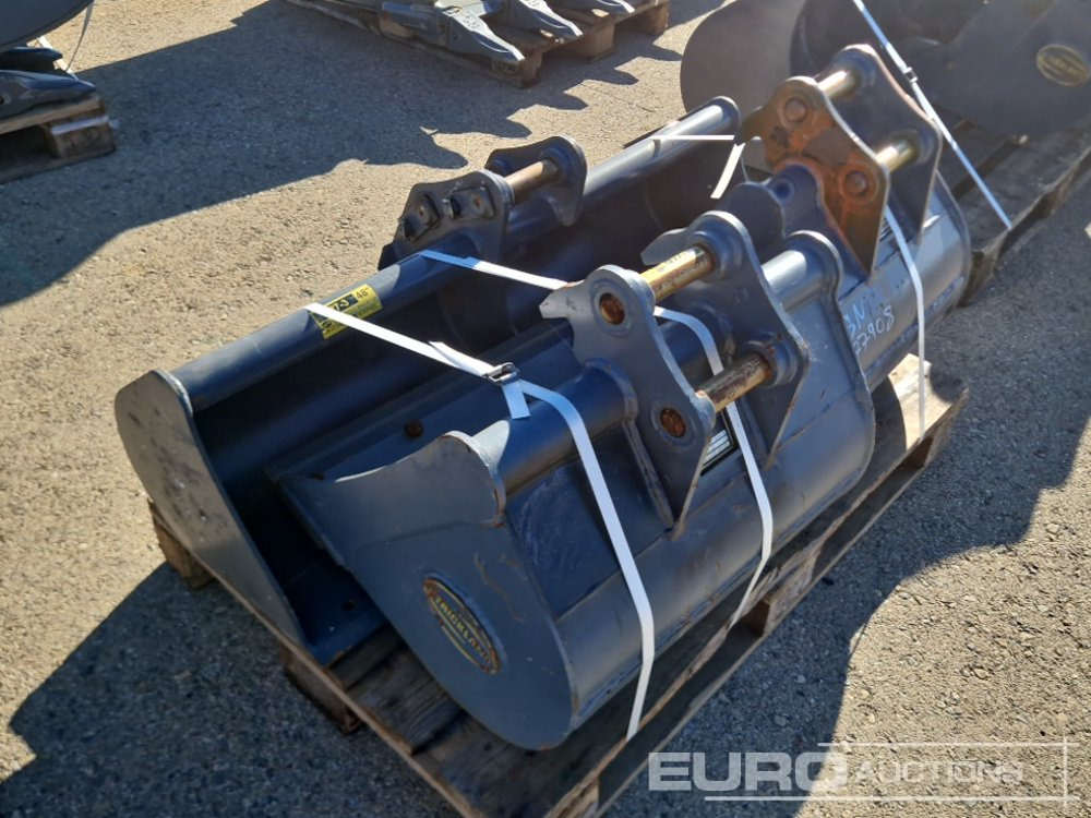 Strickland Set of U27 18" Digging Bucket (S/N 5031006042), U27 24" Digging Bucket (S/N 5030169083BD), U27 348D Cleaning Bucket (S/N 502450688) - Bucket: picture 4 Strickland Set of U27 18" Digging Bucket (S/N 5031006042), U27 24" Digging Bucket (S/N 5030169083BD), U27 348D Cleaning Bucket (S/N 502450688) - Bucket: picture 4