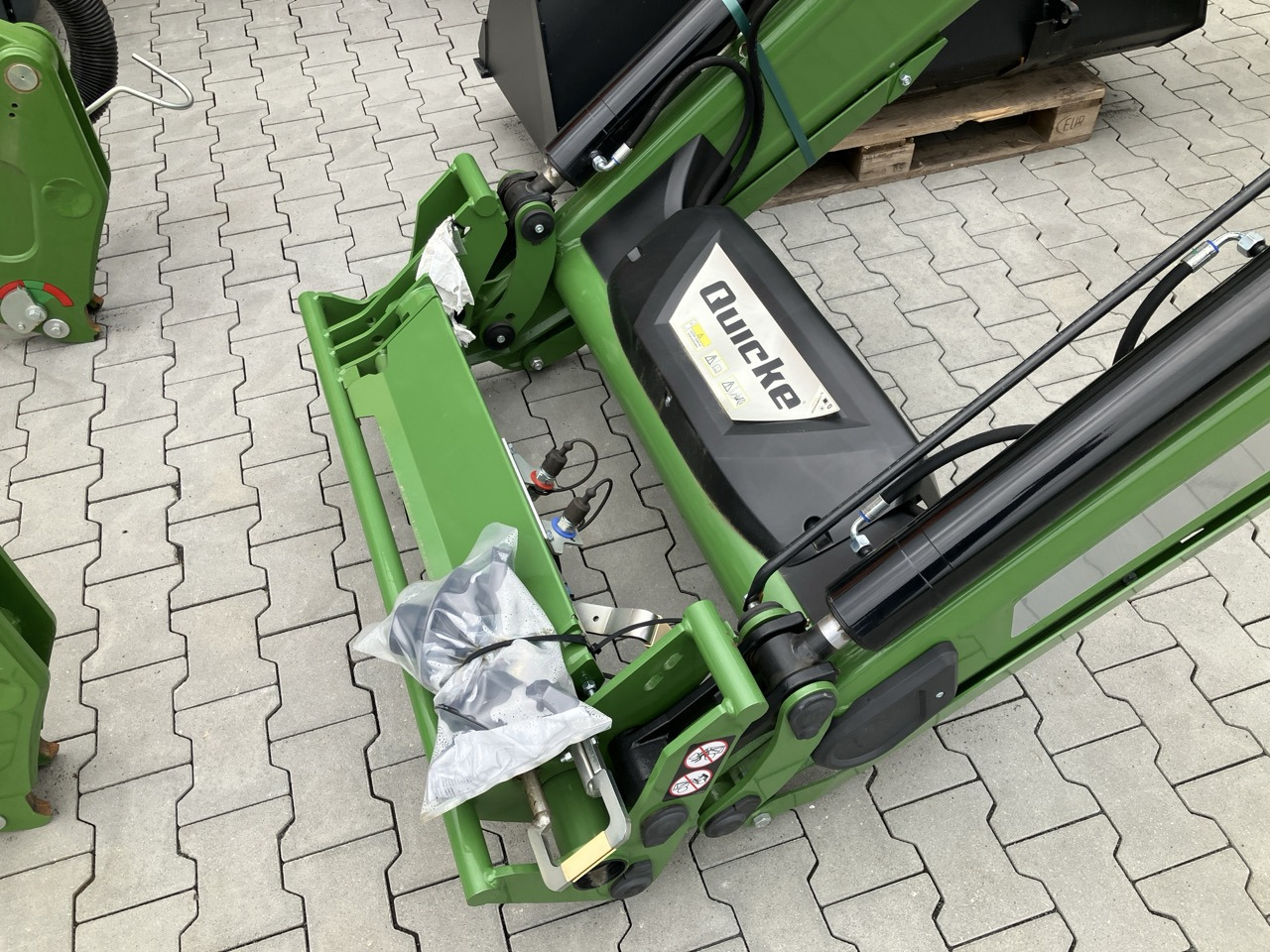 Alö Frontlader Q5 LDM EURO - Front loader for tractor: picture 3 Alö Frontlader Q5 LDM EURO - Front loader for tractor: picture 3