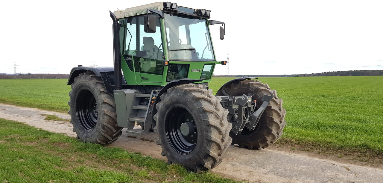 Fendt Xylon 520 - Farm tractor: picture 1 Fendt Xylon 520 - Farm tractor: picture 1