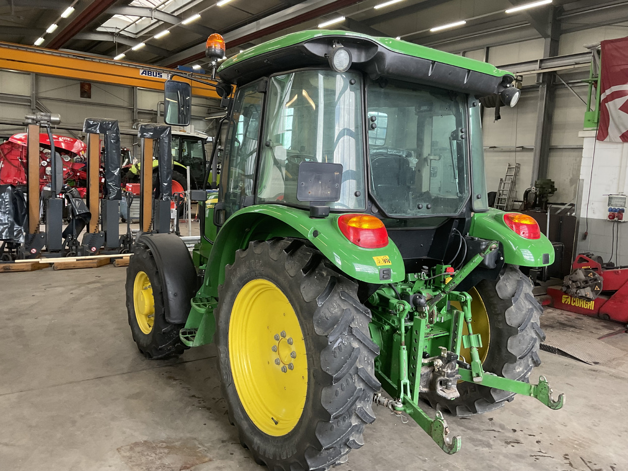 Farm tractor John Deere 5055 E: picture 10