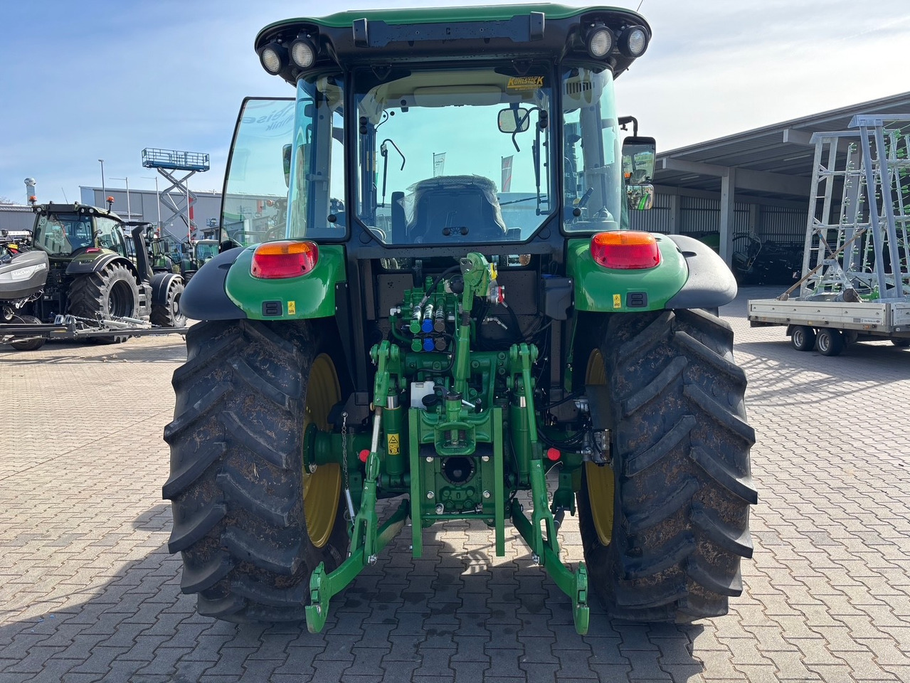 Farm tractor John Deere 5090 M: picture 6