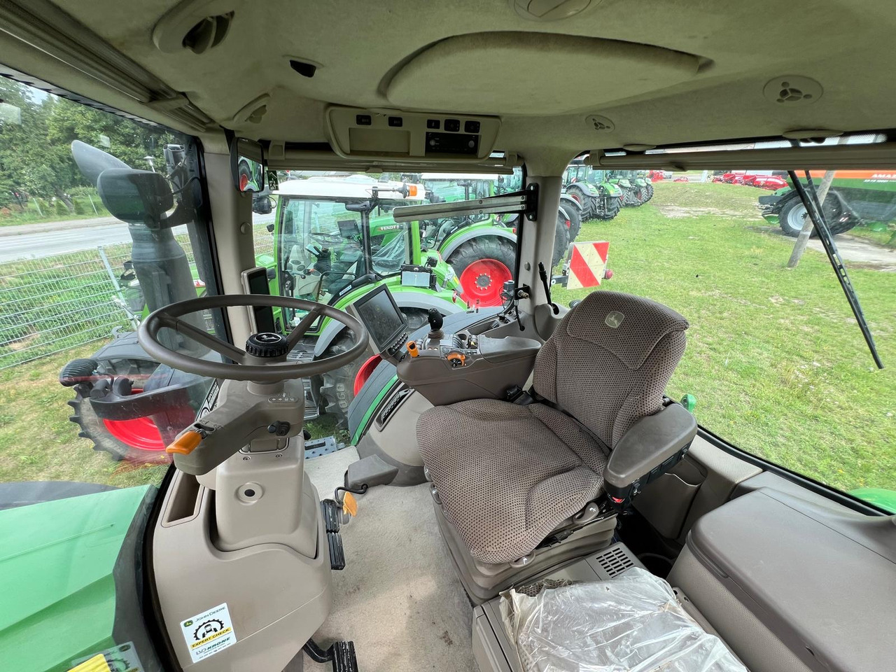 John Deere 7310 R - Farm tractor: picture 2 John Deere 7310 R - Farm tractor: picture 2