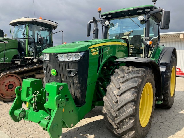 John Deere 8370R - Farm tractor: picture 1 John Deere 8370R - Farm tractor: picture 1