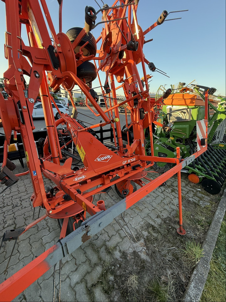 Kuhn Heuwender GF 8702 - Tedder/ Rake: picture 2 Kuhn Heuwender GF 8702 - Tedder/ Rake: picture 2