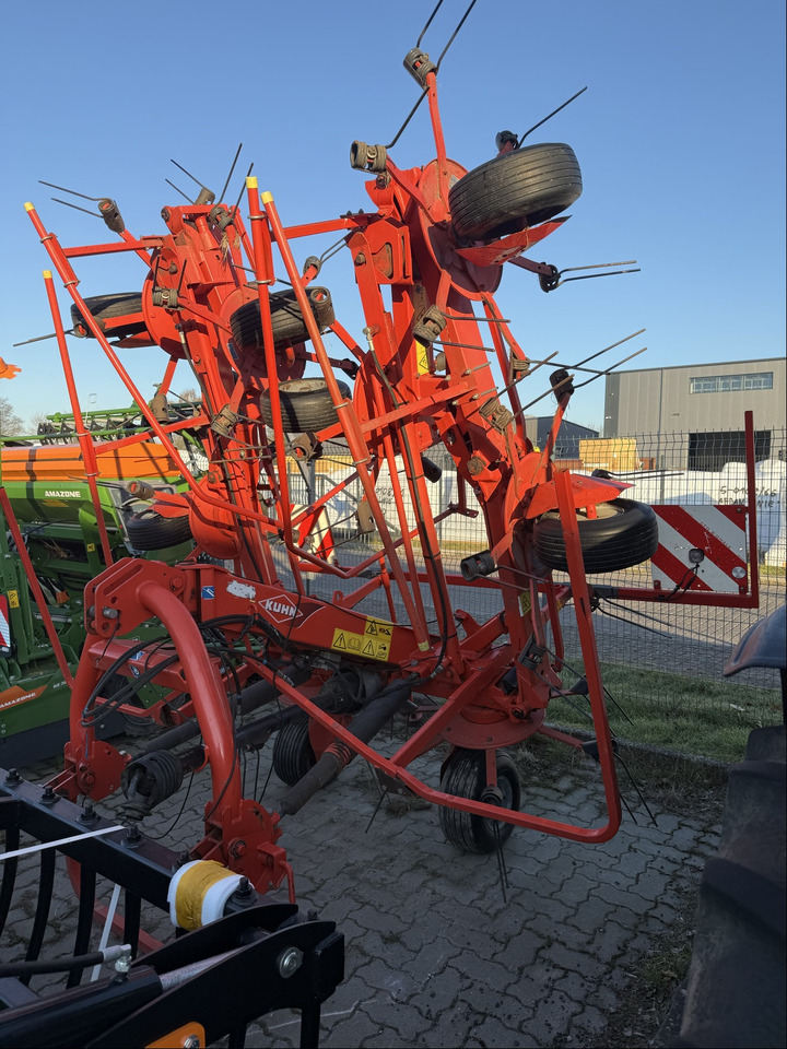 Kuhn Heuwender GF 8702 - Tedder/ Rake: picture 3 Kuhn Heuwender GF 8702 - Tedder/ Rake: picture 3