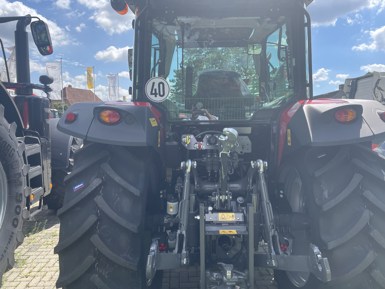 Massey Ferguson 5711M Dyna-4 4WD Cab - Farm tractor: picture 2 Massey Ferguson 5711M Dyna-4 4WD Cab - Farm tractor: picture 2