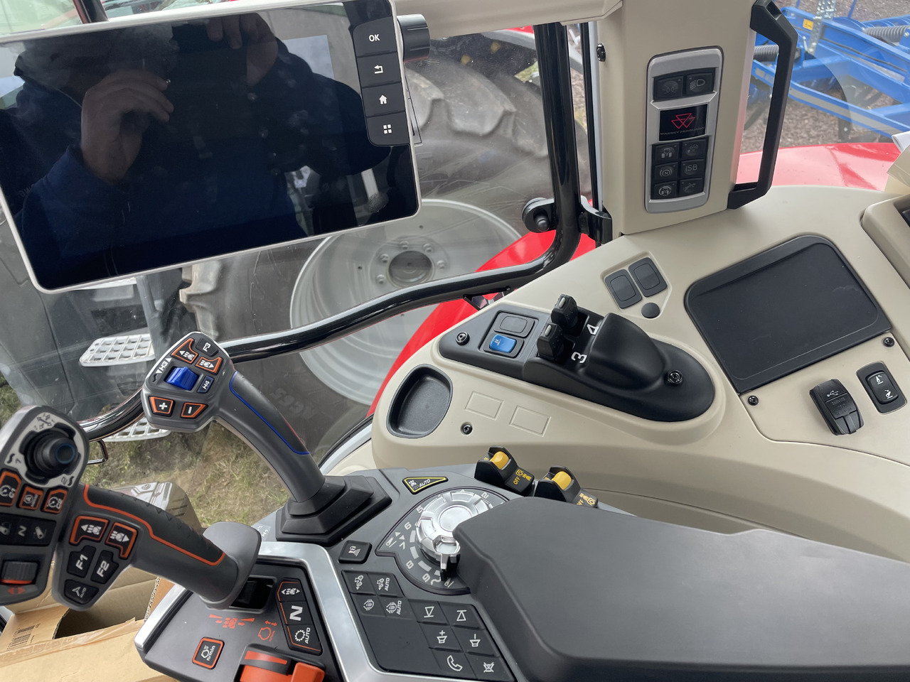 Massey Ferguson 6S.145 Dyna-VT EXCLUSIVE - Farm tractor: picture 4 Massey Ferguson 6S.145 Dyna-VT EXCLUSIVE - Farm tractor: picture 4