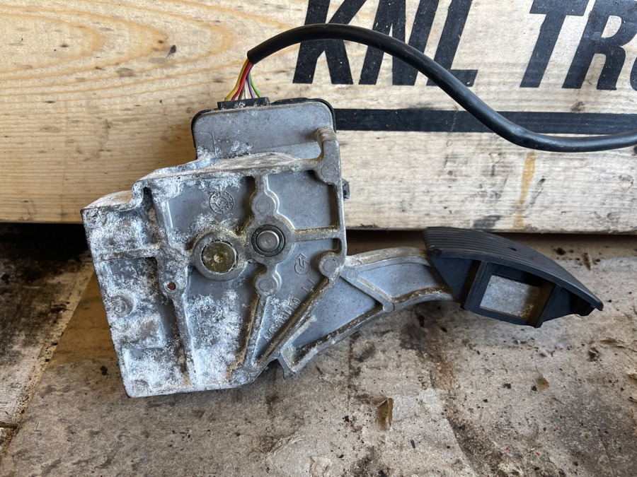 MAN GAS PEDAL 81.25970-6100 - Cab and interior for Truck: picture 1 MAN GAS PEDAL 81.25970-6100 - Cab and interior for Truck: picture 1
