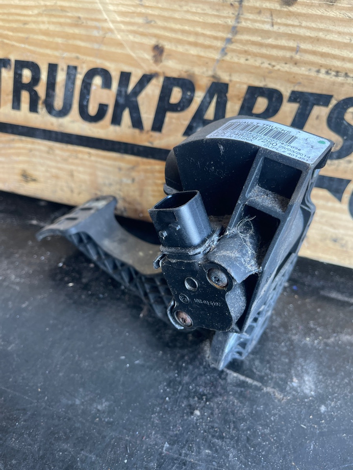 RENAULT SPEEDER PEDAL 7482267250 - Cab and interior for Truck: picture 1 RENAULT SPEEDER PEDAL 7482267250 - Cab and interior for Truck: picture 1