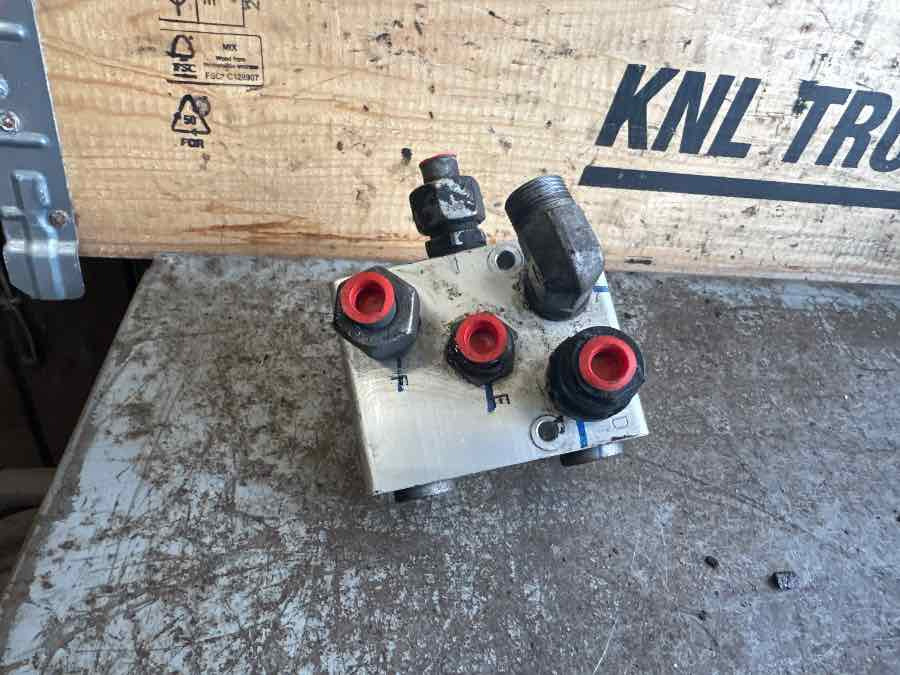 VOLVO HYDRAULIC VALVE 2145813 - Hydraulics for Truck: picture 2 VOLVO HYDRAULIC VALVE 2145813 - Hydraulics for Truck: picture 2