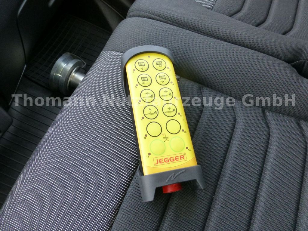 New Tow truck, Van Iveco DAILY 70C18 DoKa Schiebeplateau Luftfed Navi: picture 29