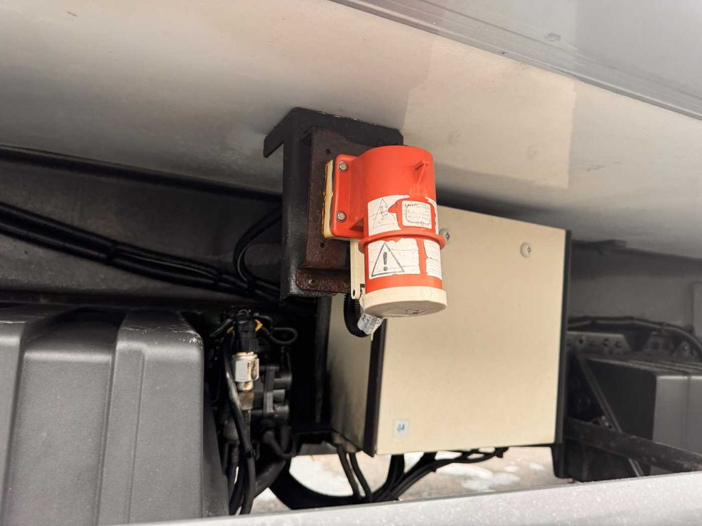 Refrigerator truck MAN TGS 26.440 6x2-2 LL Carrier LBW Lift-+Lenkachse: picture 12 Refrigerator truck MAN TGS 26.440 6x2-2 LL Carrier LBW Lift-+Lenkachse: picture 12