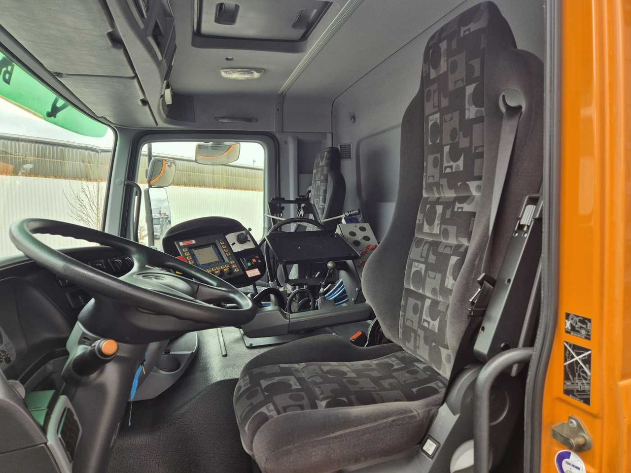 Lease a  Mercedes-Benz Actros 2032 A 4x4 Bucher STKF 9500 Airport 30x Mercedes-Benz Actros 2032 A 4x4 Bucher STKF 9500 Airport 30x: picture 10
