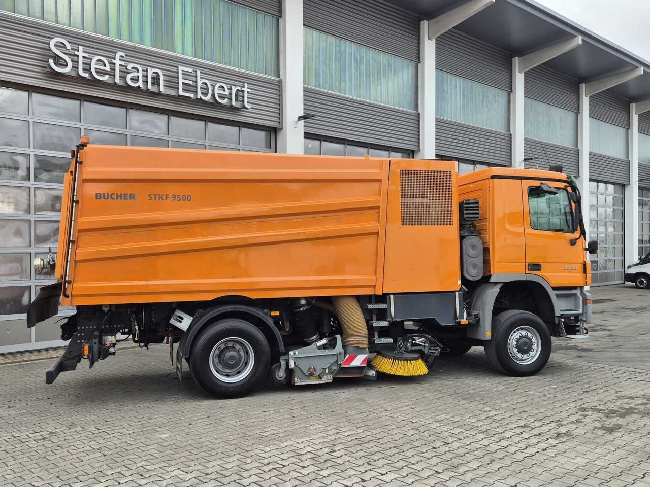 Road sweeper Mercedes-Benz Actros 2032 A 4x4 Bucher STKF 9500 Airport 30x: picture 6