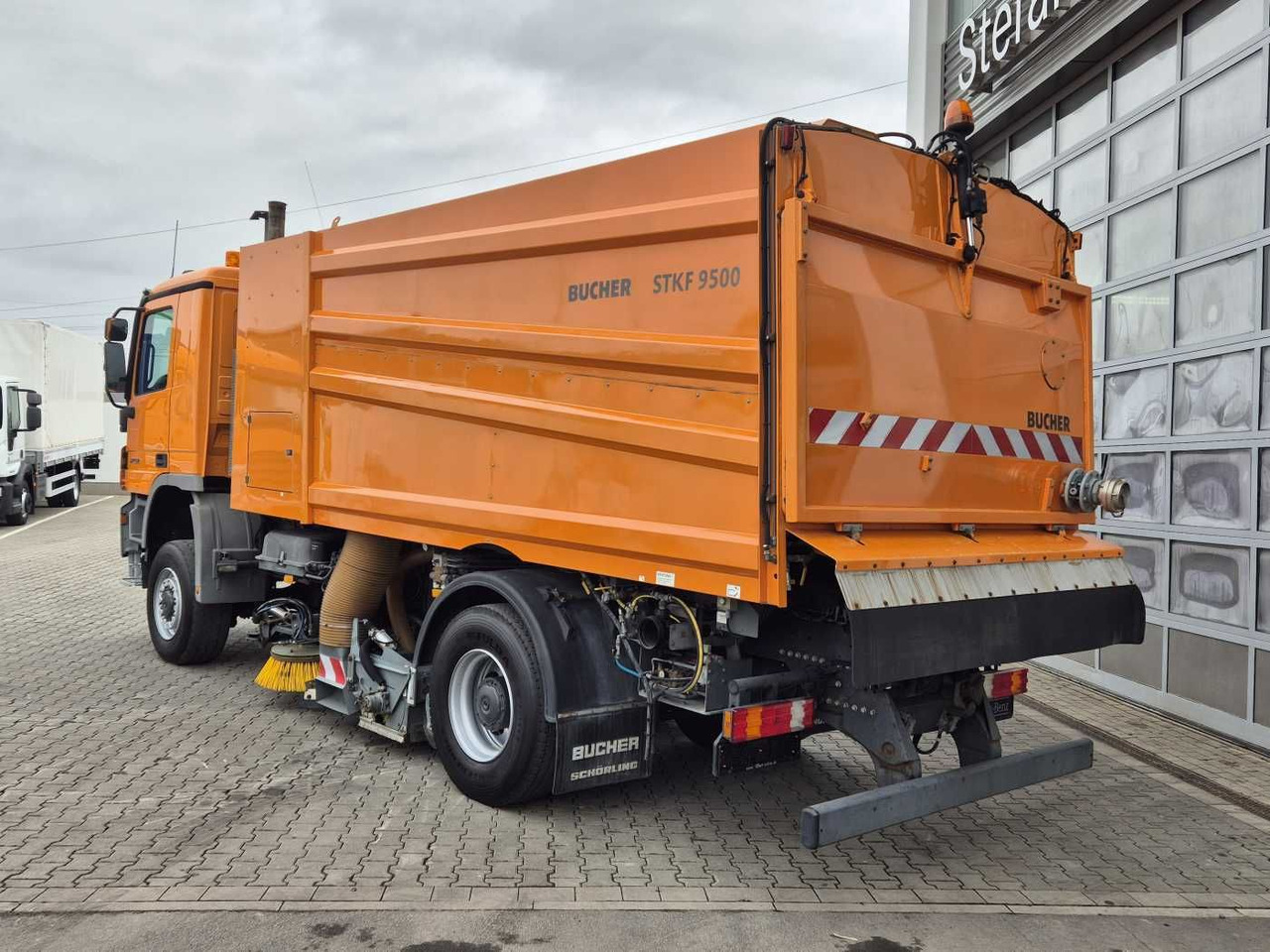Lease a  Mercedes-Benz Actros 2032 A 4x4 Bucher STKF 9500 Airport 30x Mercedes-Benz Actros 2032 A 4x4 Bucher STKF 9500 Airport 30x: picture 15