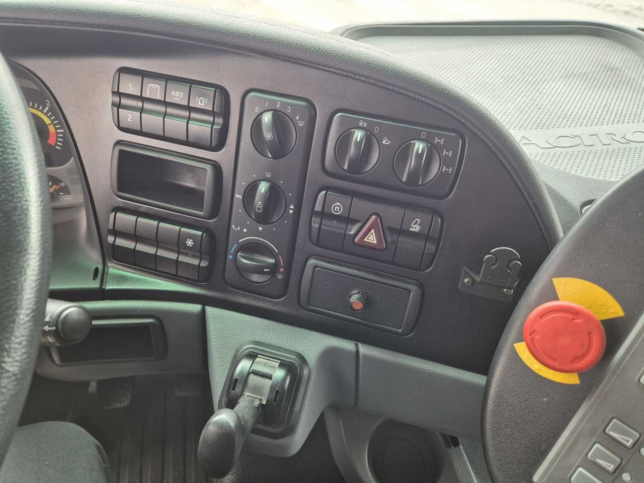 Lease a  Mercedes-Benz Actros 2032 A 4x4 Bucher STKF 9500 Airport 30x Mercedes-Benz Actros 2032 A 4x4 Bucher STKF 9500 Airport 30x: picture 13