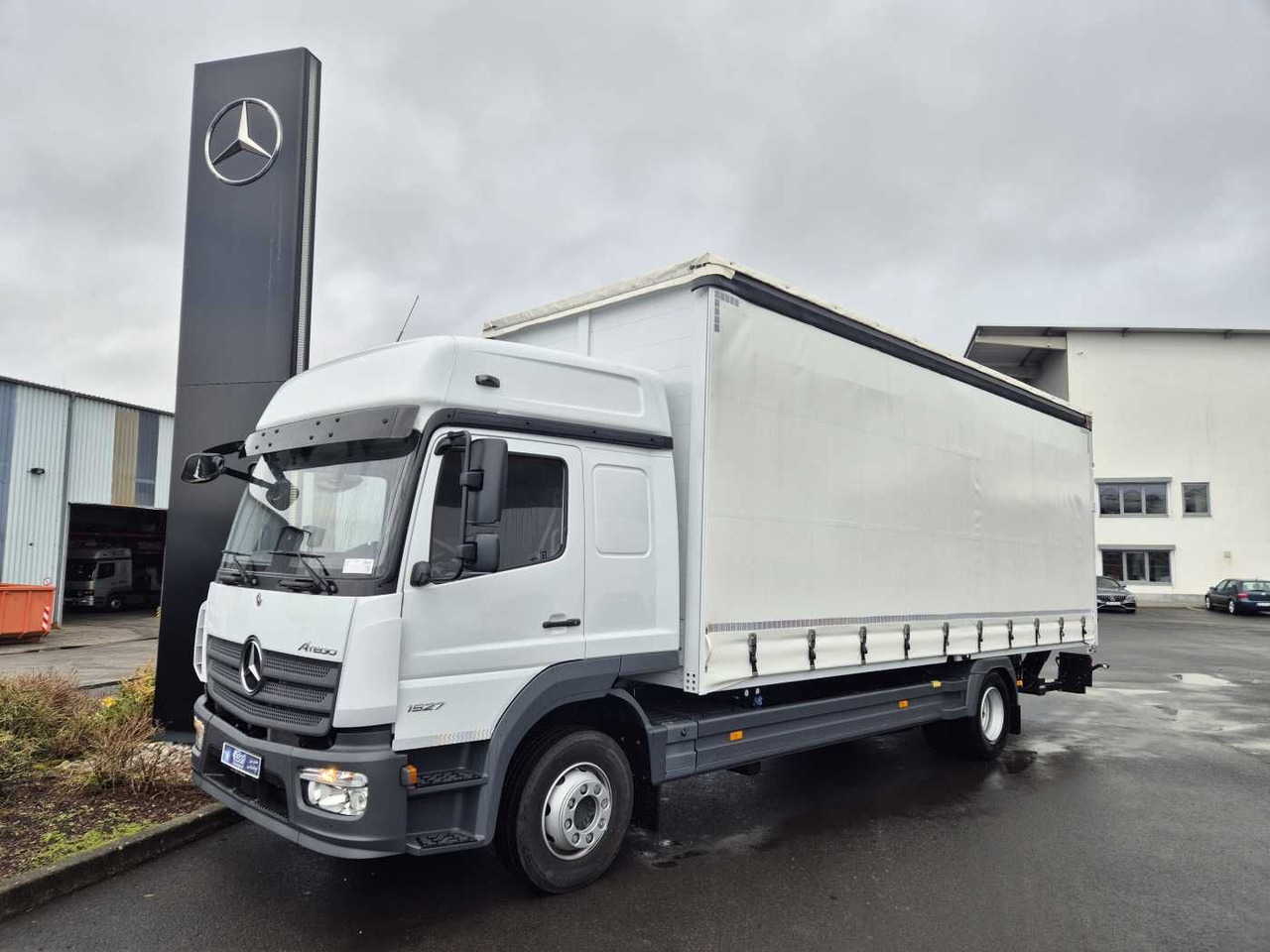 Mercedes-Benz Atego 1527 L L-Haus LBW Palfinger 1.500kg 2 Bett - Curtainsider truck: picture 1 Mercedes-Benz Atego 1527 L L-Haus LBW Palfinger 1.500kg 2 Bett - Curtainsider truck: picture 1