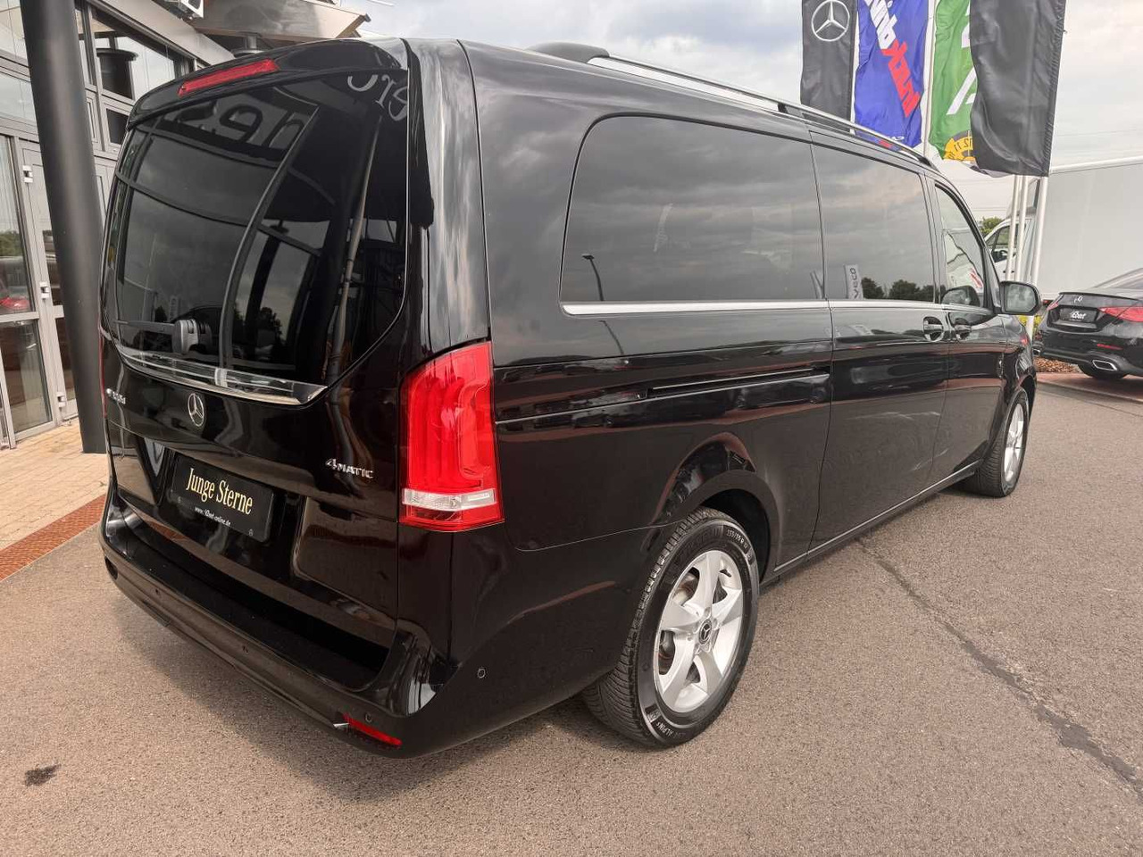 Mercedes-Benz V 300 d 4MATIC AVA 3430 AHK2,5 DISTRONIC 360 - Car: picture 4 Mercedes-Benz V 300 d 4MATIC AVA 3430 AHK2,5 DISTRONIC 360 - Car: picture 4